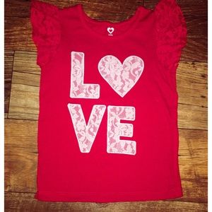 Girl’s red shirt sleeve shirt
